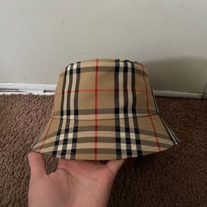 NWT 🃏 BURBERRY SIGNATURE PRINT BUCKET HAT
